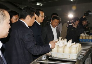 國(guó)家農(nóng)業(yè)部長(zhǎng)韓長(zhǎng)賦視察安惠生物北京杏鮑菇基地