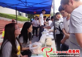 福建：在校大學生自主研發食用菌面包受歡迎