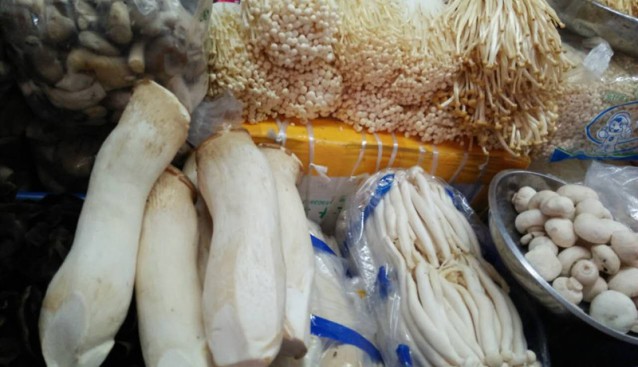 海南：三亚市场食用菌品种供应十足