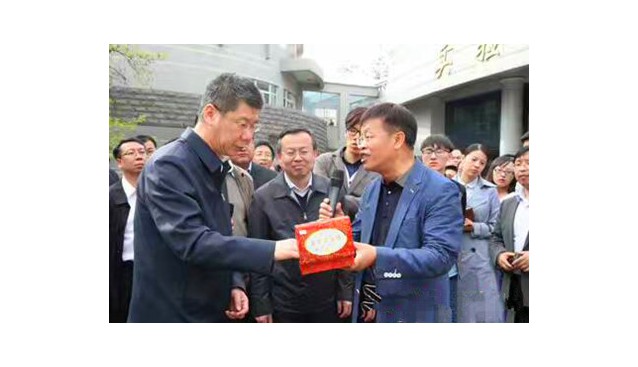 山西副省長張復明關注食用菌科技創新平臺的發展