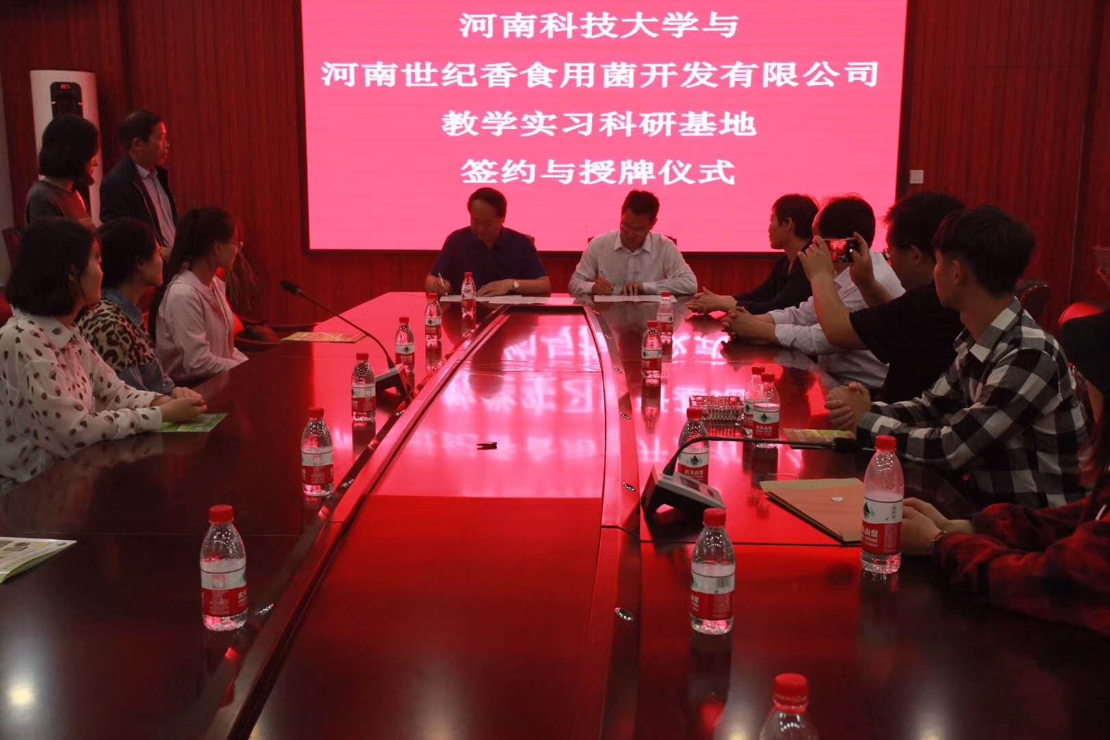 河南：世紀香公司成為河南科技大學(xué)食用菌教學(xué)實習科研基地