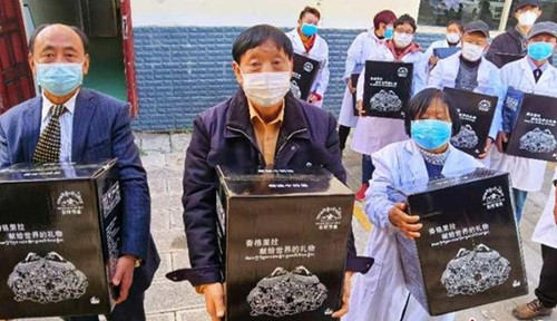 云南省迪慶藏族自治州向武漢市醫(yī)護(hù)人員捐贈(zèng)2000盒蛹蟲(chóng)草粉