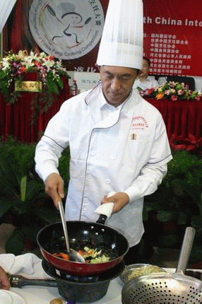 (尚志市迟宝旭市长烹制黑木耳菜)