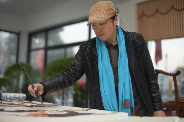 中国工艺美术大师王一君代表：​加快食用菌产业发展，助力更多群众脱贫致富！