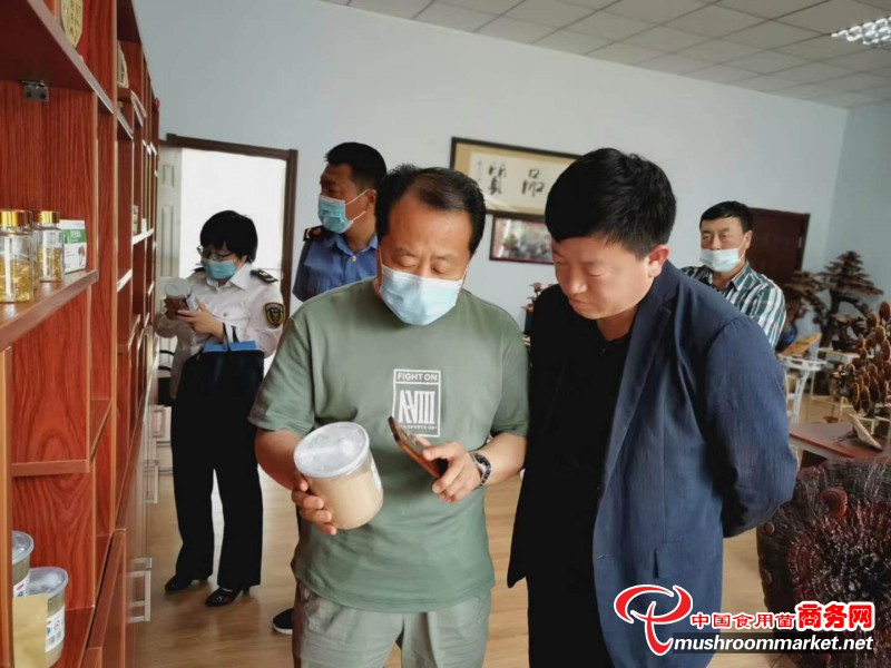 黑龍江省富裕縣工商監(jiān)督管理局深入坤健農(nóng)業(yè)靈芝基地和靈芝展館調(diào)研