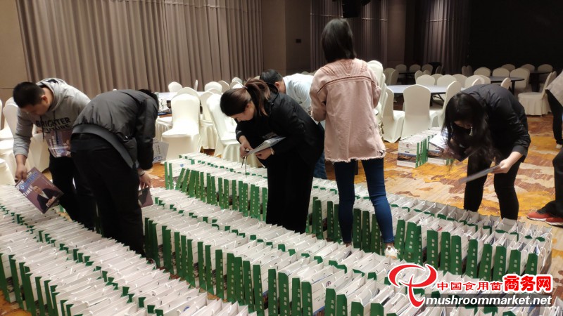 【只等您來】2020中國（三門峽）食用菌新產品新技術博覽會工作人員開始分裝資料