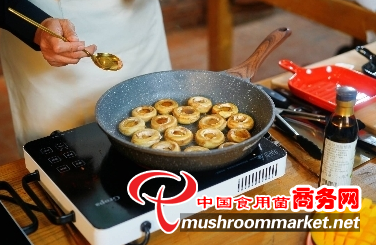 “人间神鲜汤”掀饮食热潮，白蘑菇成网红美食代名词