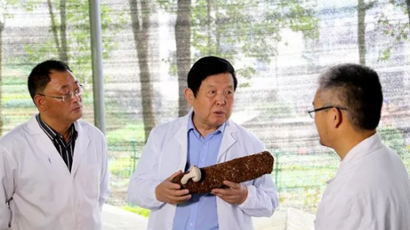 李玉院士：勇?lián)萍脊ぷ髡咧厝?讓老百姓吃上更安全、更健康的好蘑菇