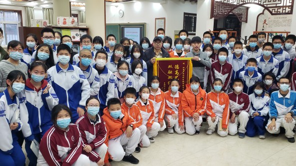 北京市農林科學院劉宇研究員牽頭的食用菌團隊榮獲首師大二附中贈予的榮譽錦旗