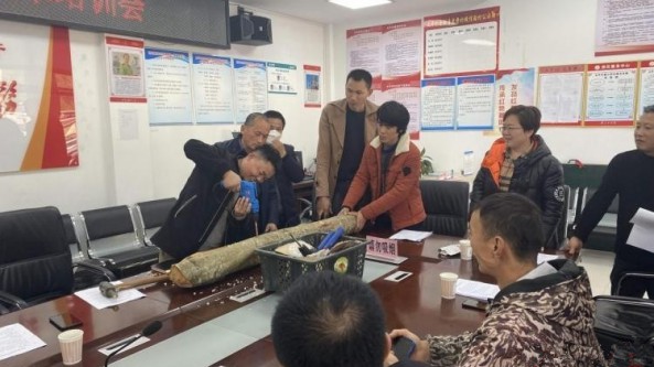 湖南省湘西州科技局組織專家前往吉首市太平村開展食用菌栽培技術培訓