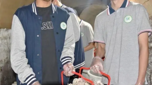 重慶市鐵路中學推出創意勞動課，利用校內防空洞栽培食用菌
