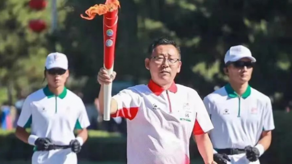 “治沙達人”張應龍：沙地種植食用菌 帶領干旱地區人民生態致富兩不誤