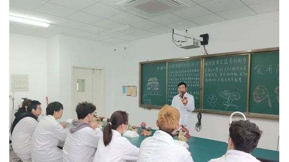 河南：信阳农林学院食用菌社团开展“观赏型灵芝盆景制作”活动