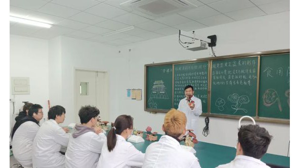河南：信陽農林學院食用菌社團開展“觀賞型靈芝盆景制作”活動