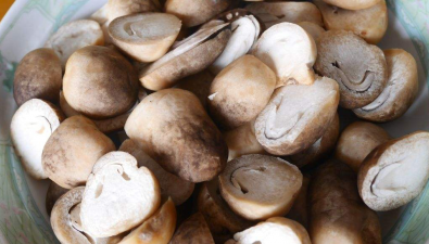 冰箱里冷藏的草菇滲水還能吃嗎？