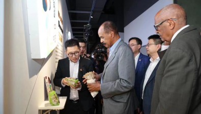 厄立特里亞總統伊薩亞斯參觀成都豐科生物科技有限公司