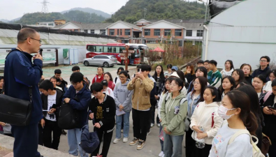 贵州：大学生参观学习与实操食用菌栽培技术