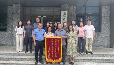 首师大二附中向北京市农林科学院植保所赠锦旗，六载科普结硕果